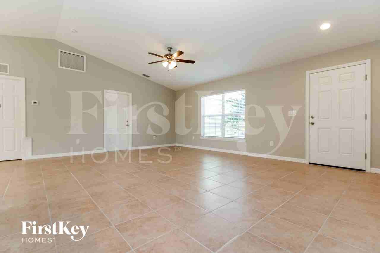 12252 Clarendon Ave - Photo 5 of 15