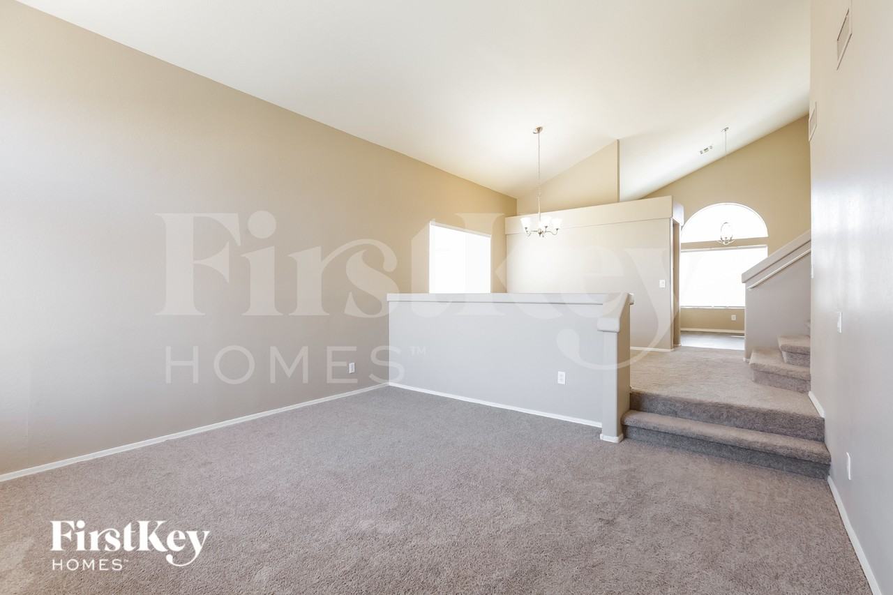 11009 W Frier Dr - Photo 4 of 16