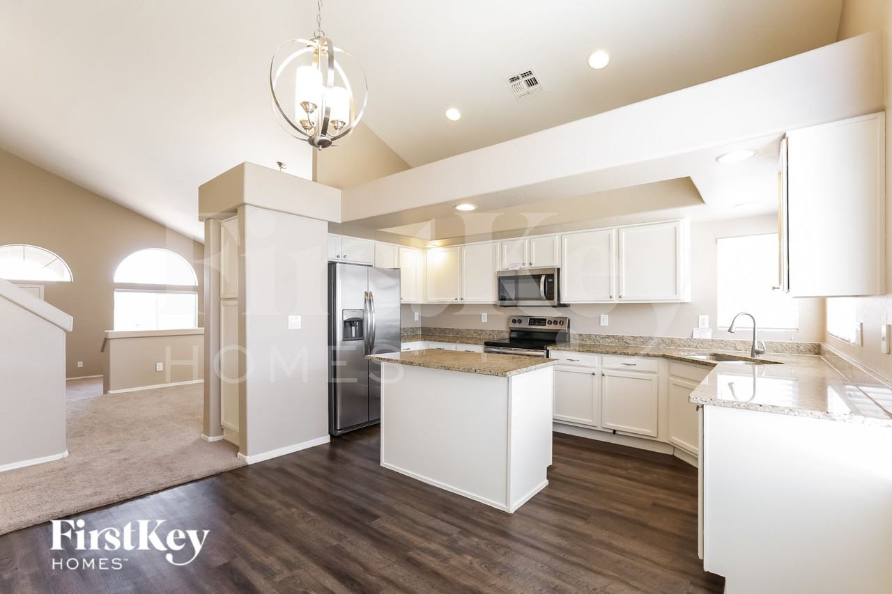 11009 W Frier Dr - Photo 7 of 16