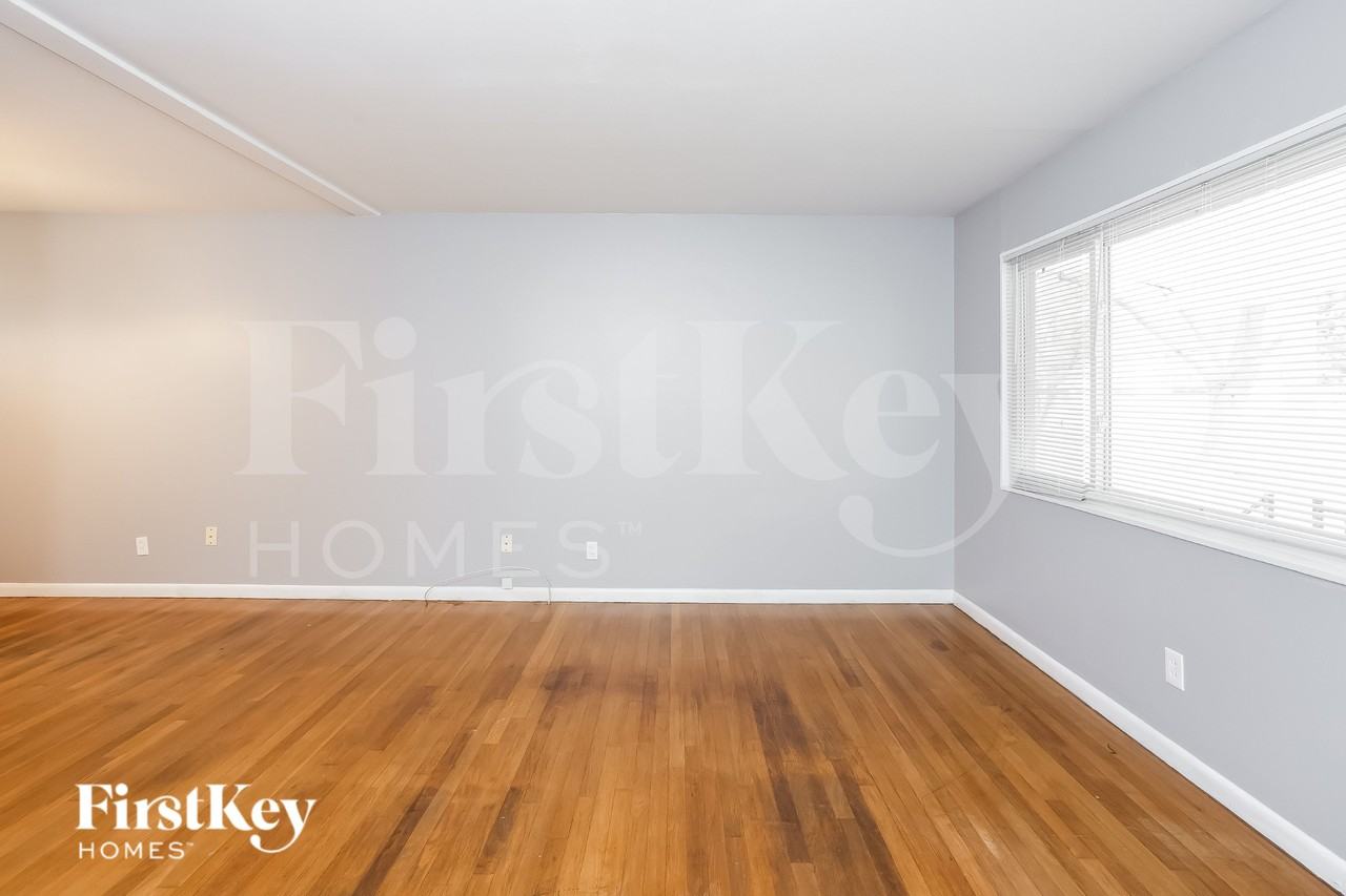 1095 Ozment Dr - Photo 3 of 15