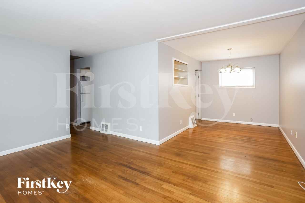 1095 Ozment Dr - Photo 4 of 15