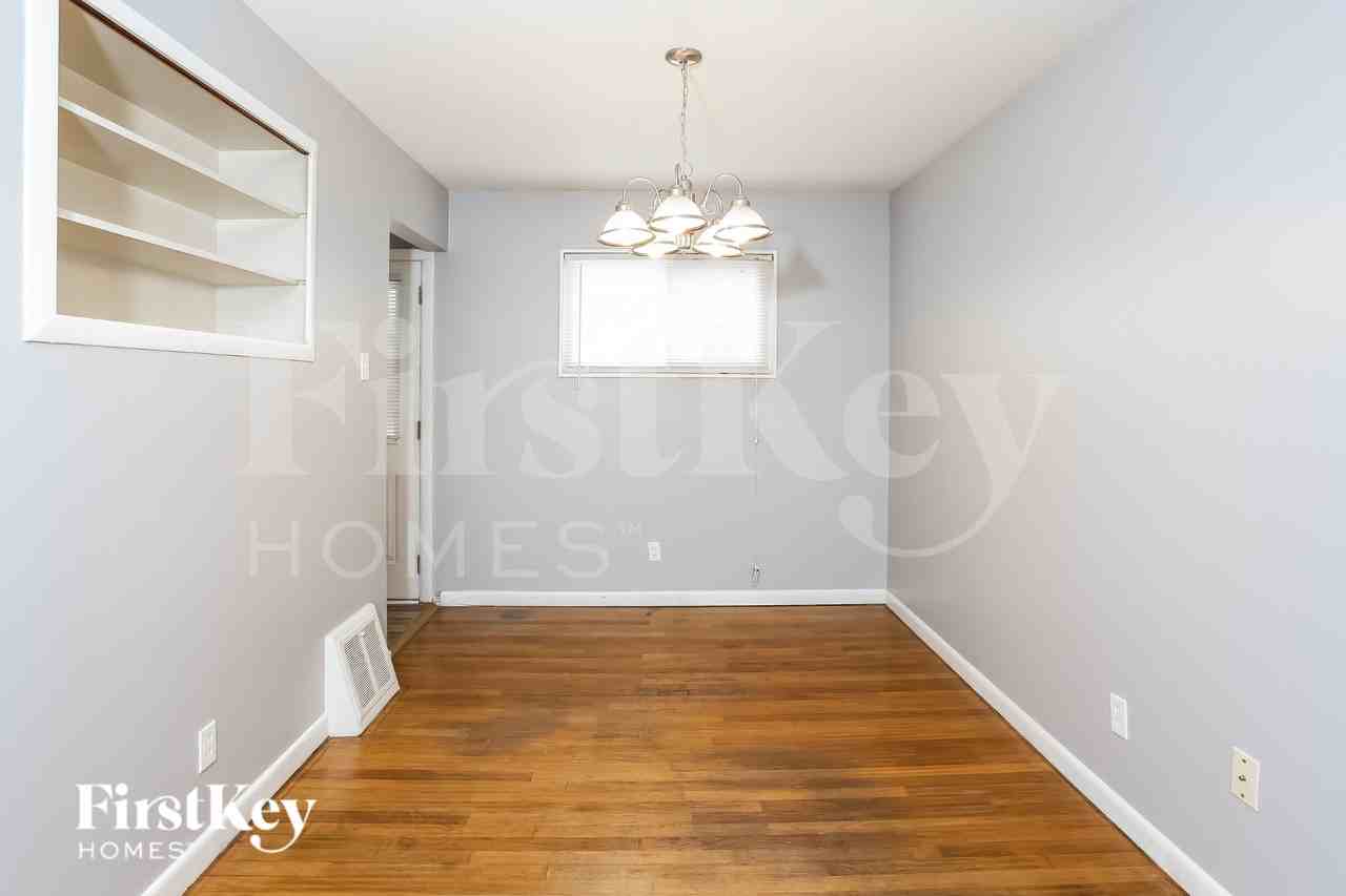 1095 Ozment Dr - Photo 5 of 15