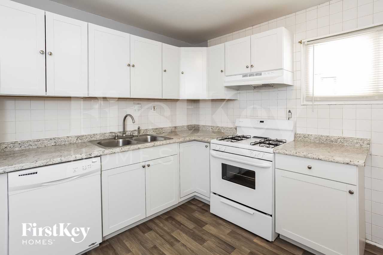 1095 Ozment Dr - Photo 6 of 15