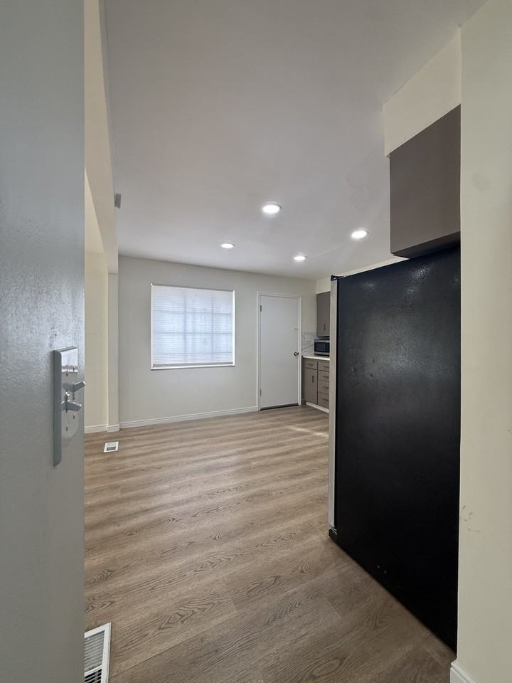 1636 S St - Photo 4 of 14