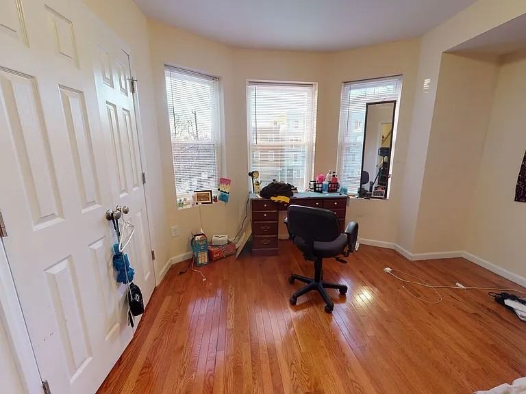 623 S 42nd St - Photo 5 of 25