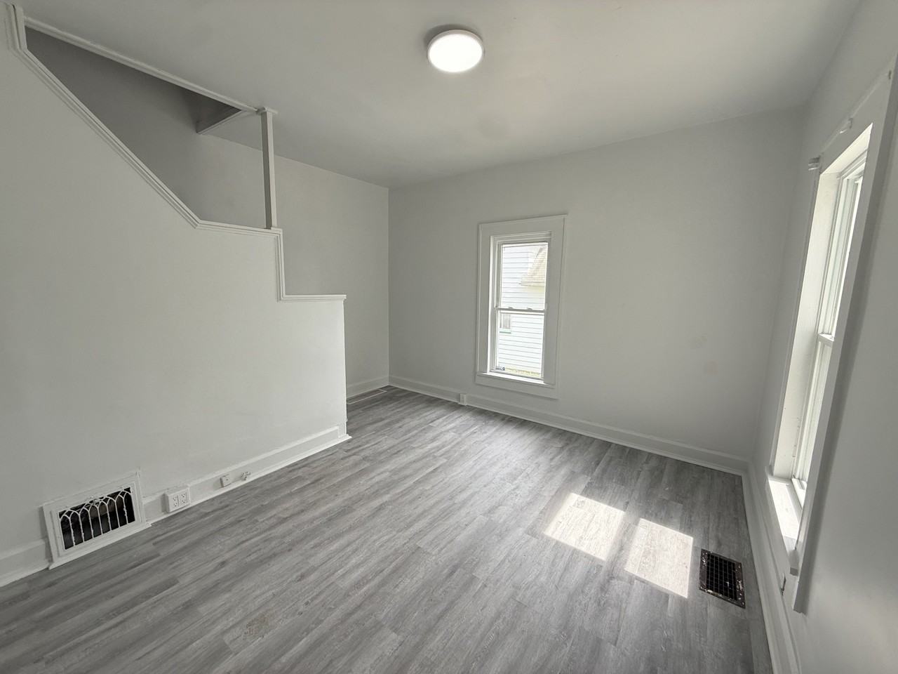 358 Russell St - Photo 2 of 7