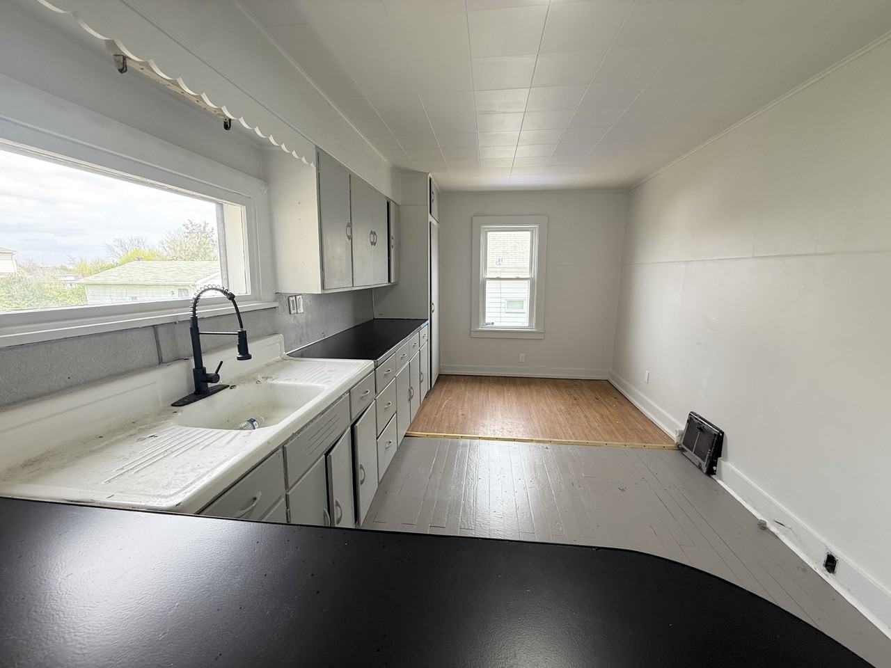 358 Russell St - Photo 3 of 7