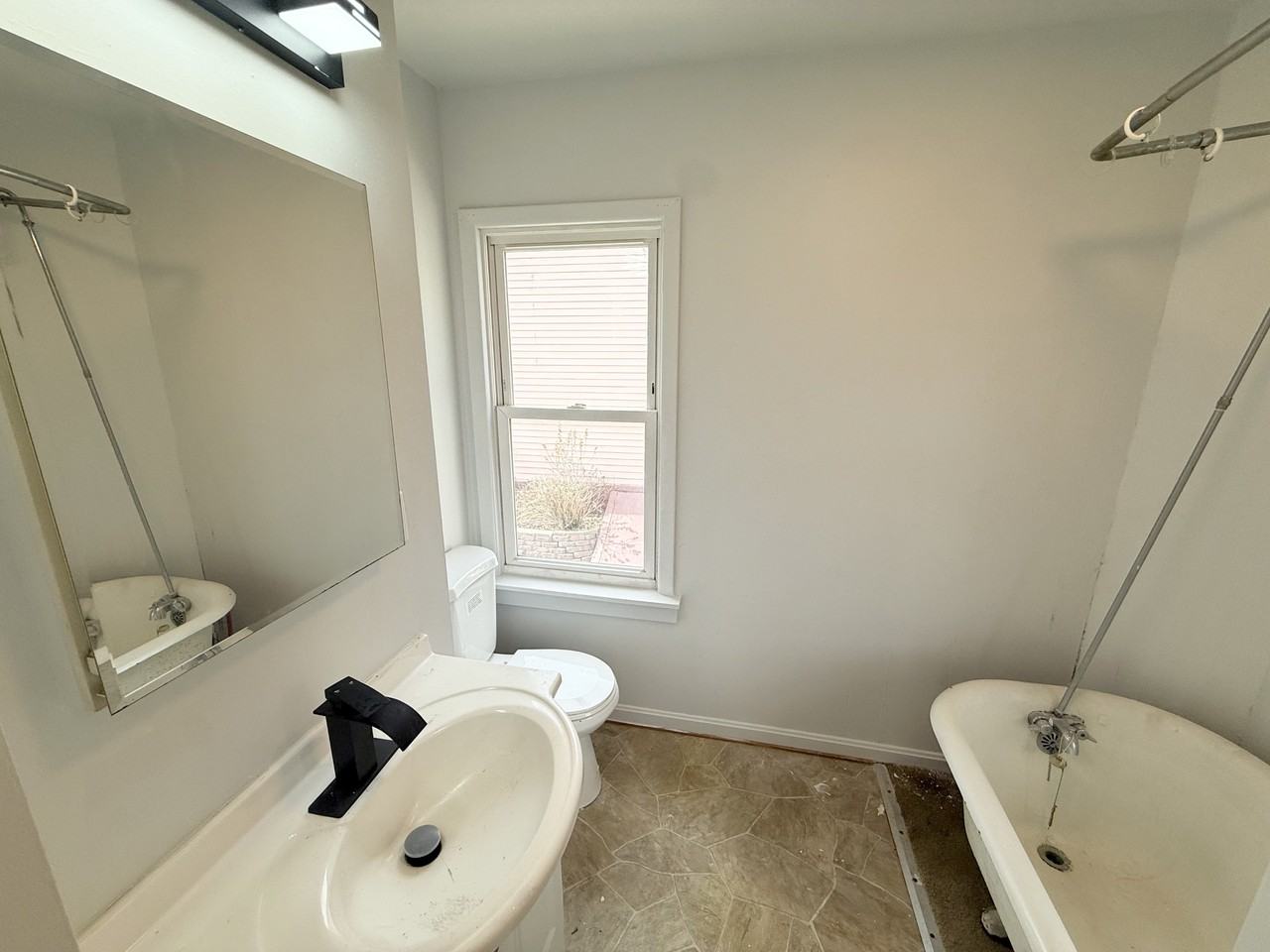 358 Russell St - Photo 4 of 7