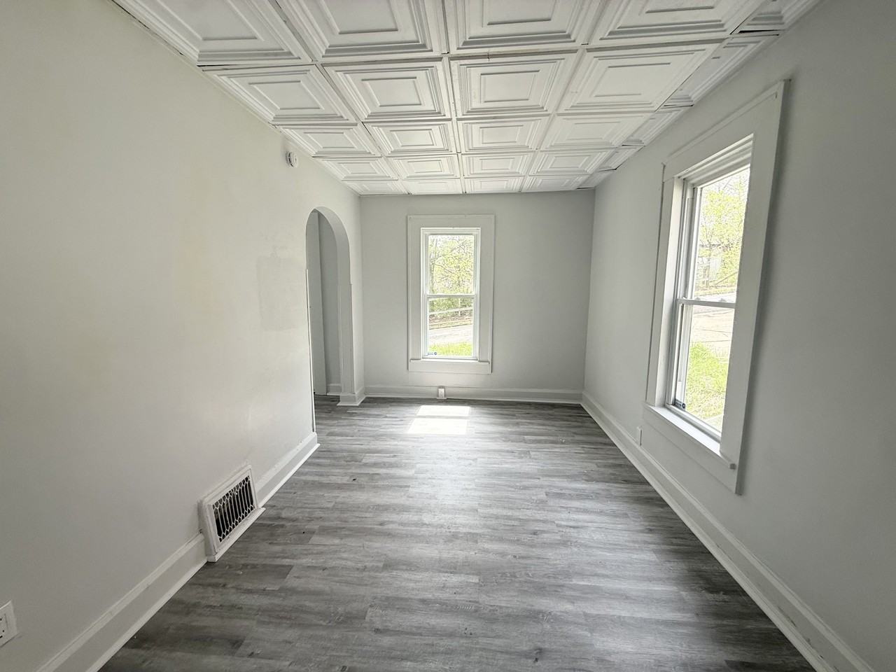 358 Russell St - Photo 5 of 7