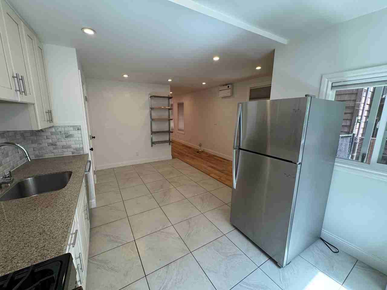 2713 Sutter St - Photo 5 of 13