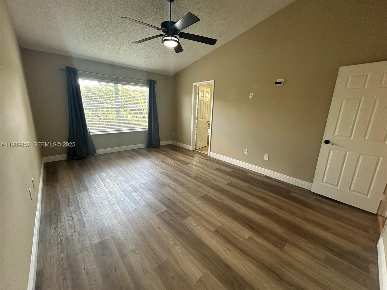 9721 Southwest 15th Drive - Photo 5 of 22