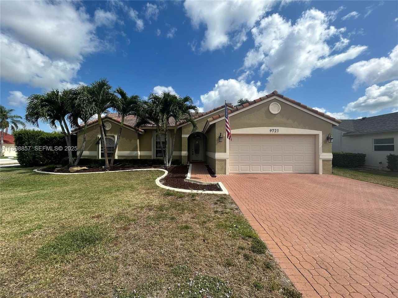 9721 Southwest 15th Drive - Photo 4 of 22