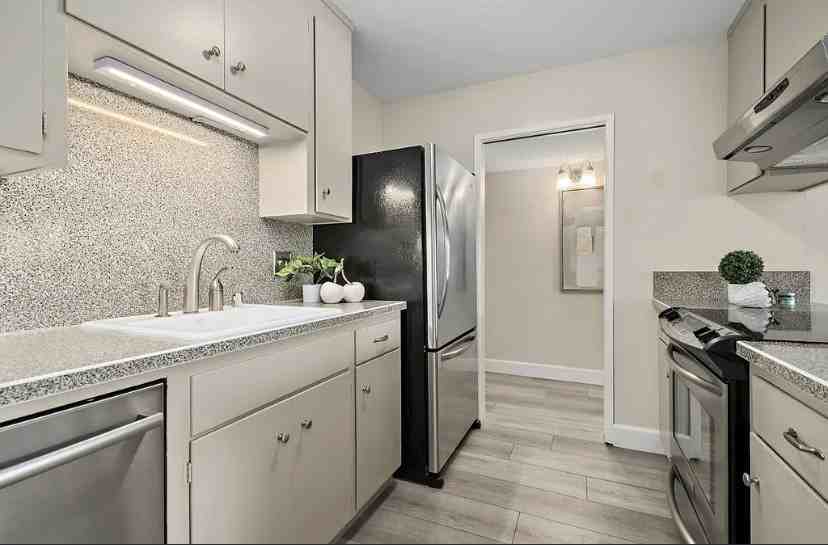 1458 Hudson St #211 - Photo 7 of 14