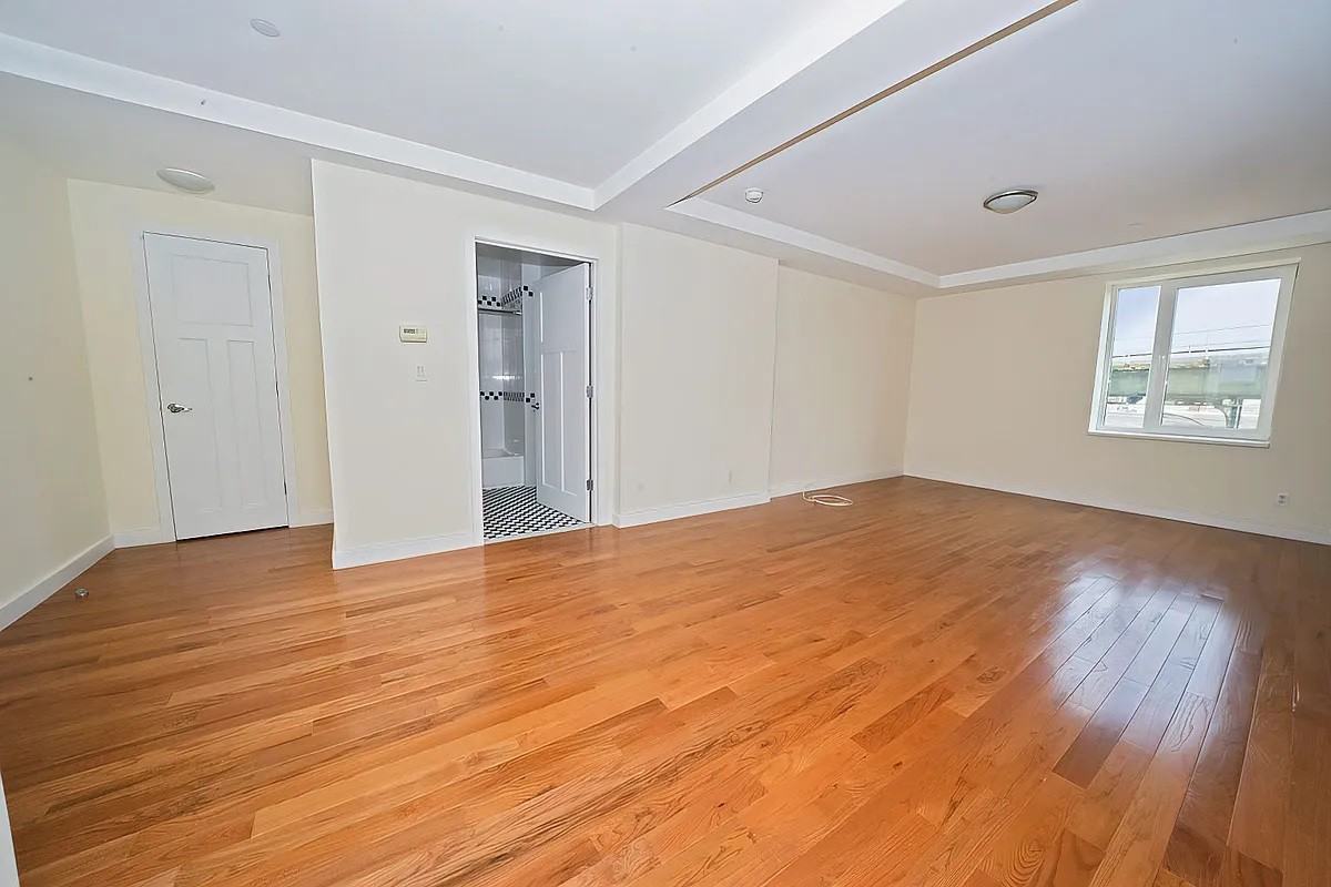 960 Willoughby Ave #1P - Photo 2 of 3