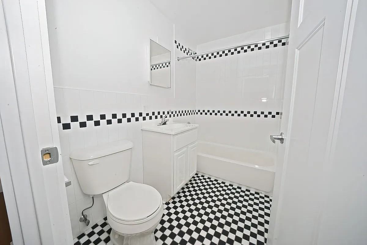 960 Willoughby Ave #1P - Photo 3 of 3