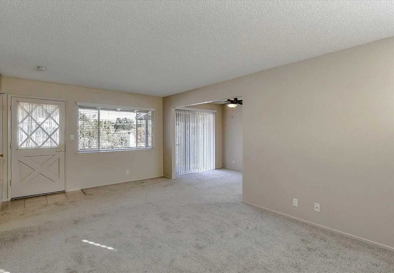 2044 Mcdaniel Ave - Photo 2 of 10