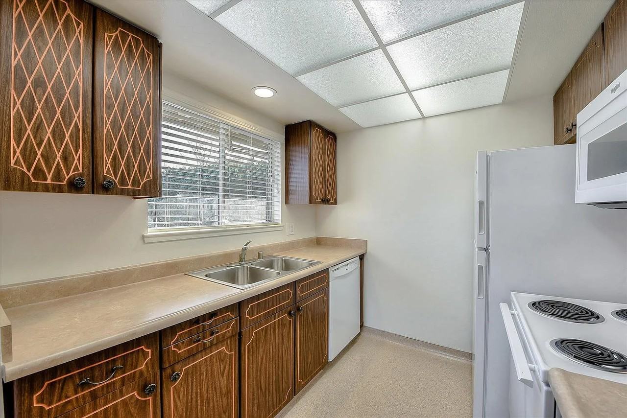 2044 Mcdaniel Ave - Photo 4 of 10