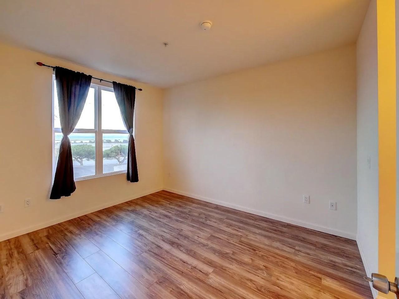 401 Crescent Ct - Photo 2 of 11