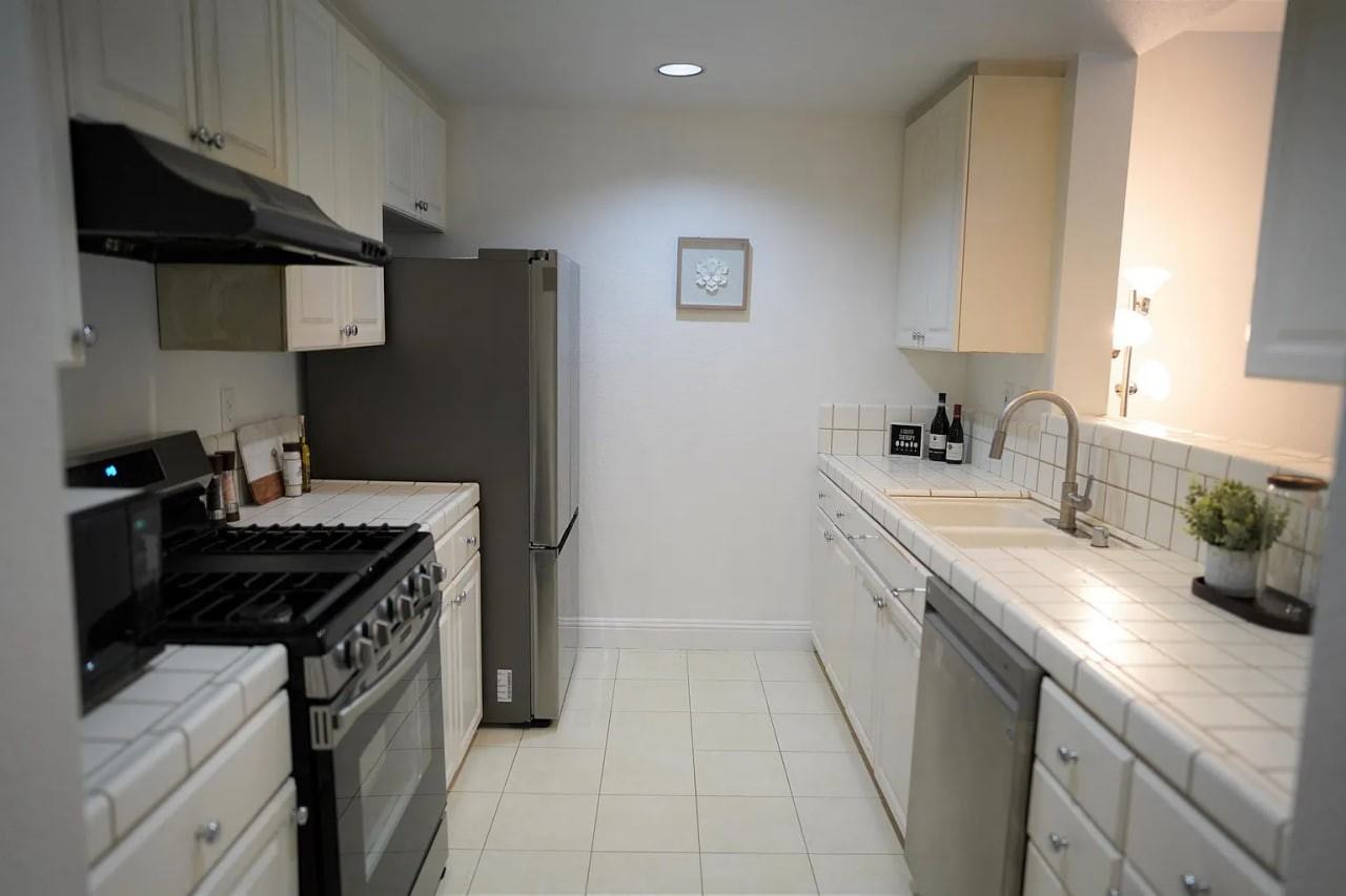 421 Stoneridge Ln - Photo 3 of 12