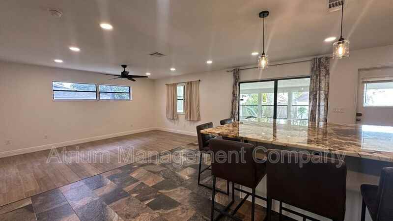 616 Iris St - Photo 5 of 32