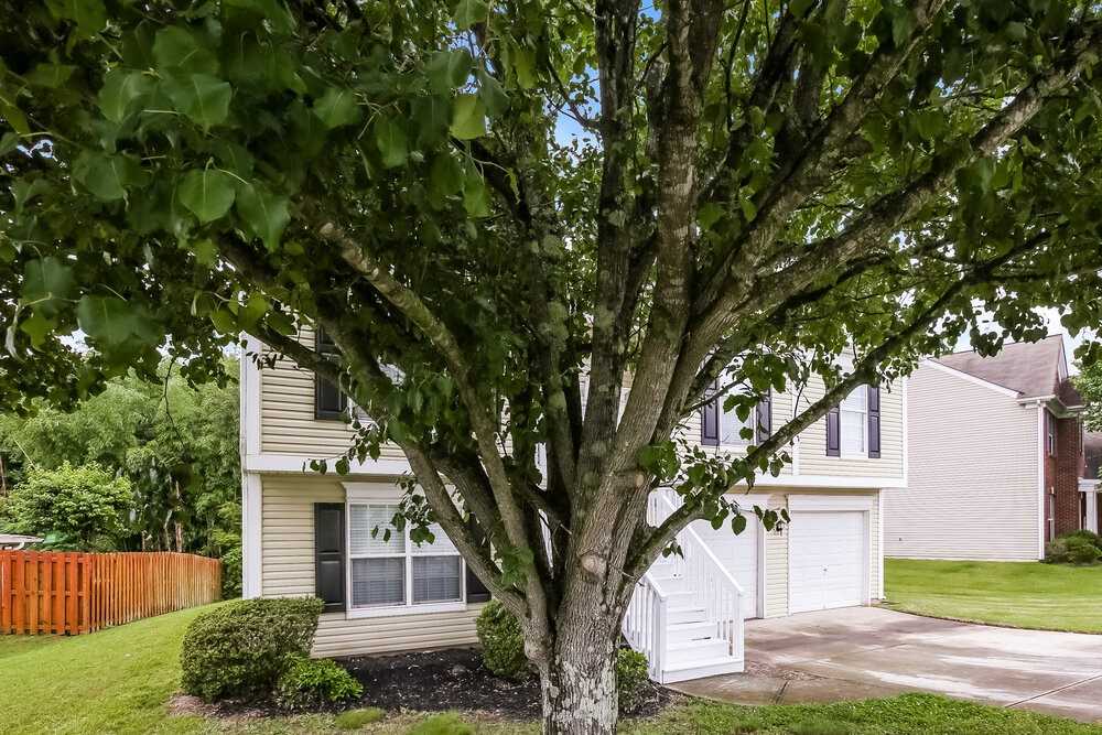 3037 Old Ironside Dr - Photo 5 of 17