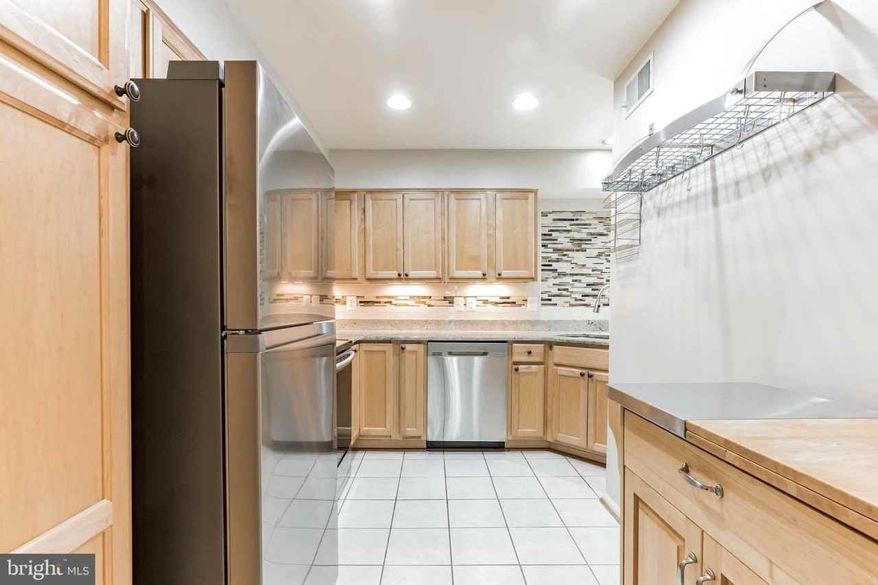 2907 S Woodstock St Apt A - Photo 3 of 37