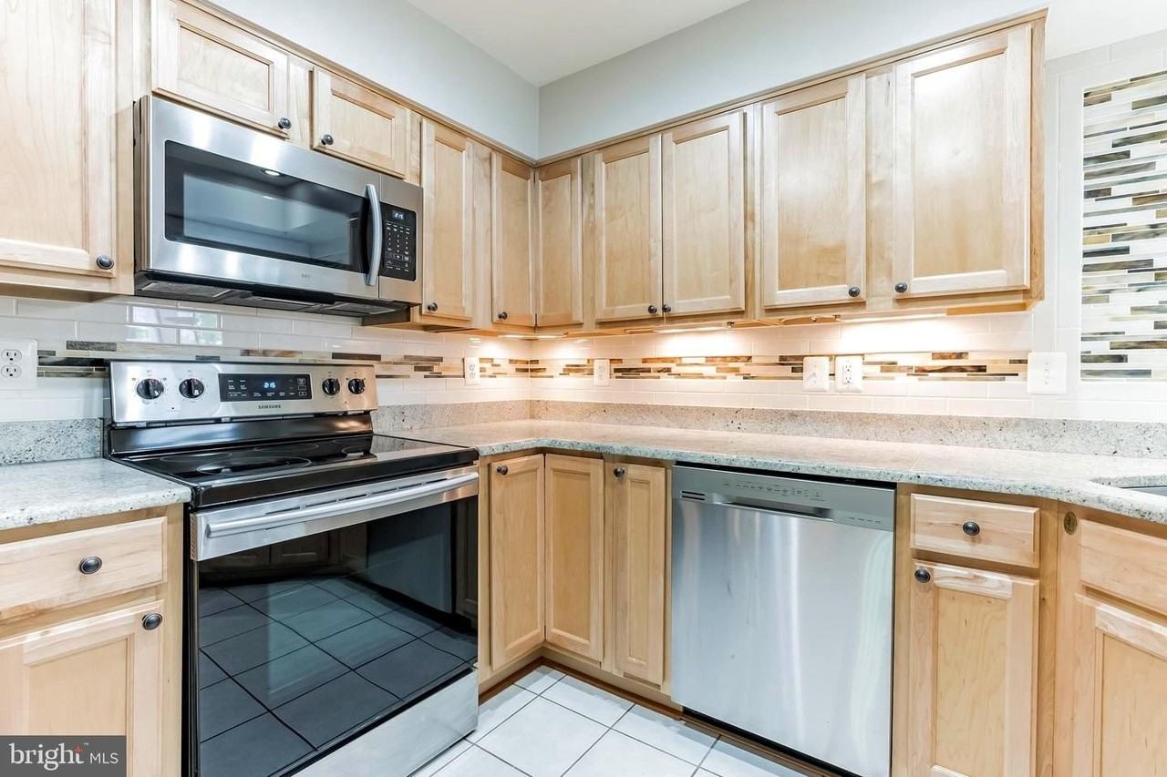 2907 S Woodstock St Apt A - Photo 4 of 37