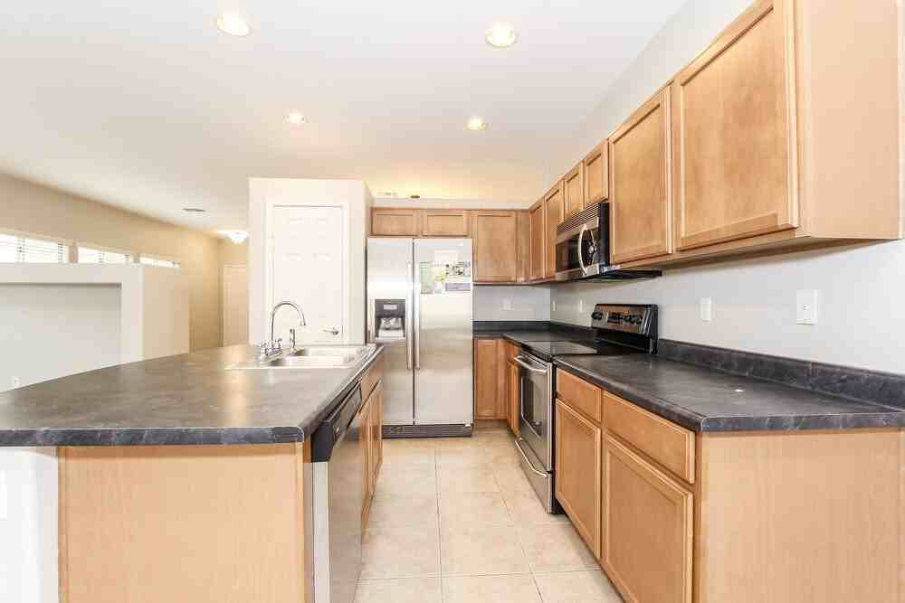 17722 W Marshall Ln - Photo 3 of 15