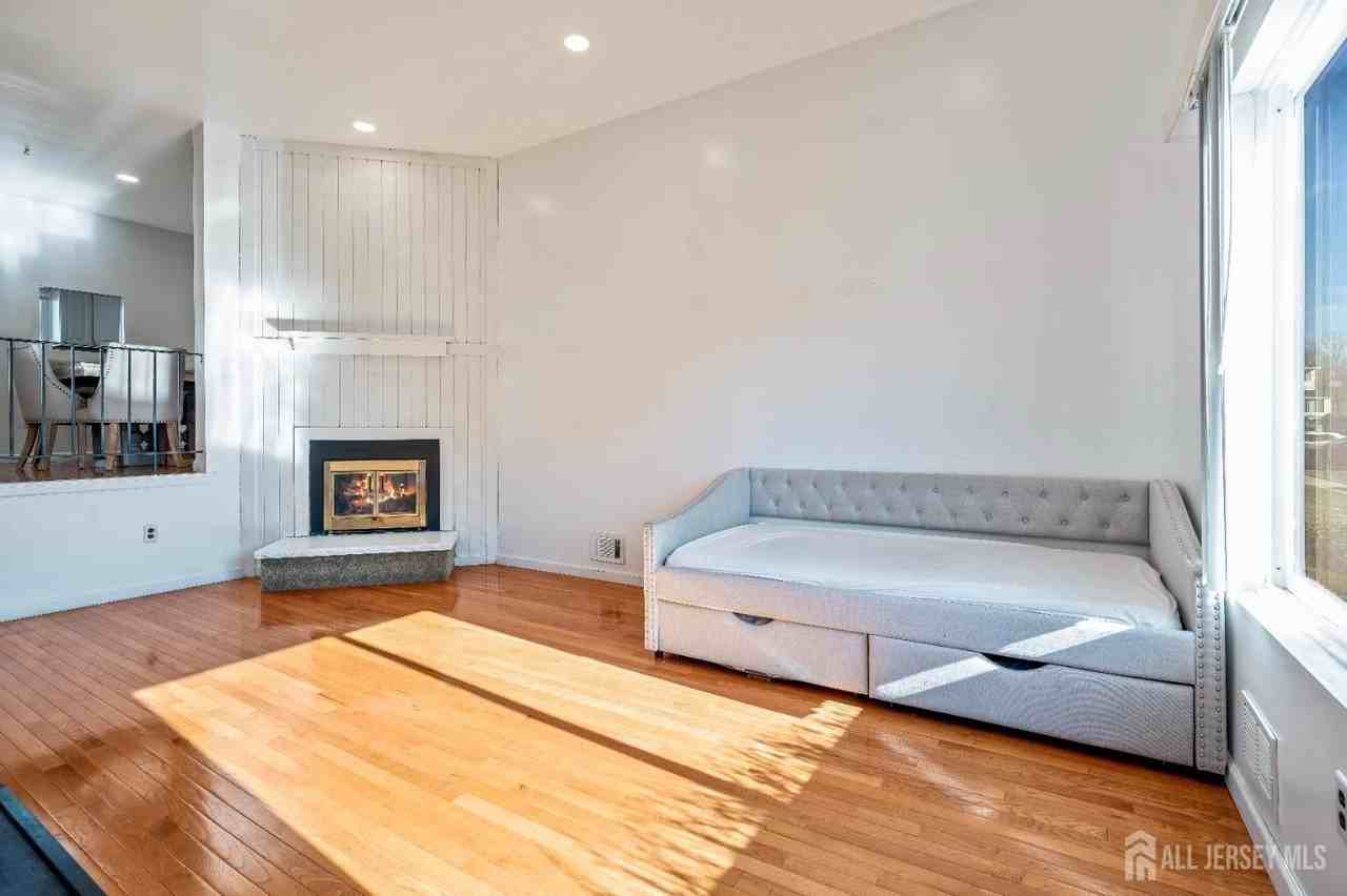 424 Middlewood Rd - Photo 2 of 22