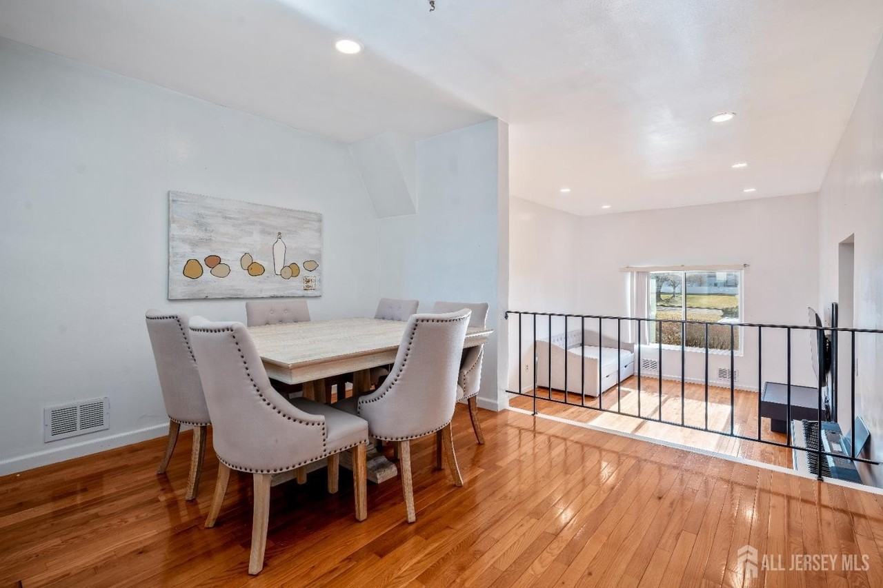 424 Middlewood Rd - Photo 3 of 22