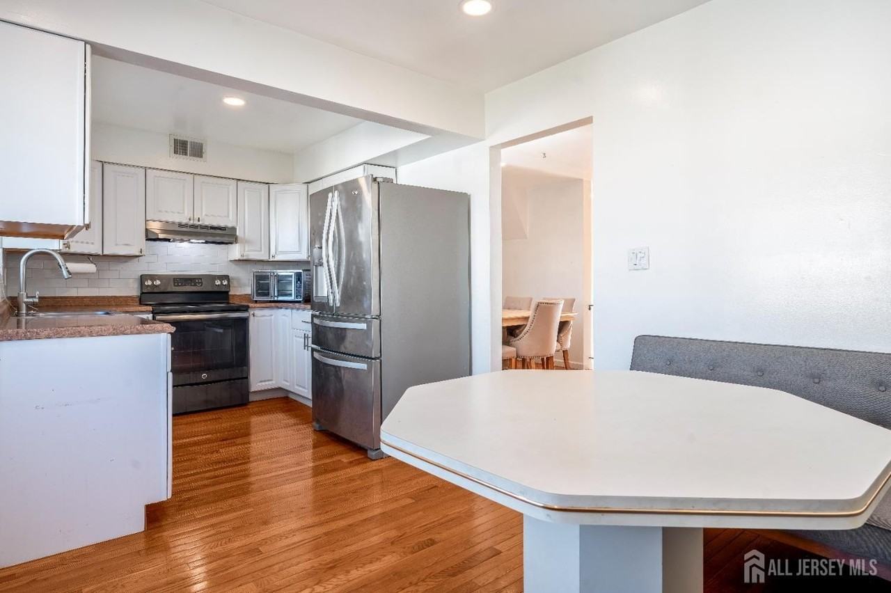 424 Middlewood Rd - Photo 4 of 22