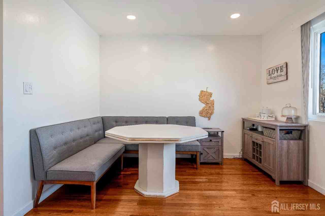 424 Middlewood Rd - Photo 5 of 22