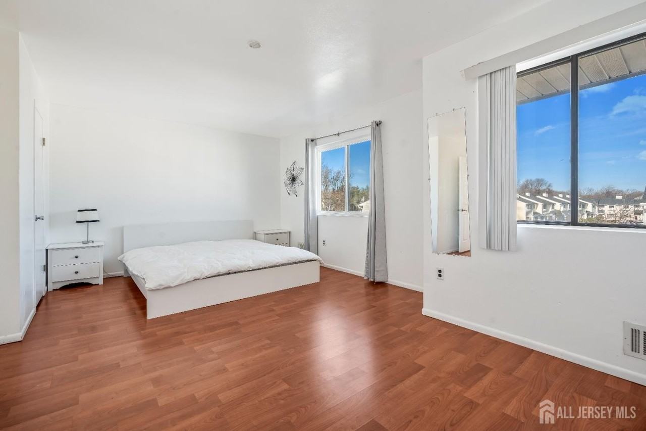 424 Middlewood Rd - Photo 7 of 22