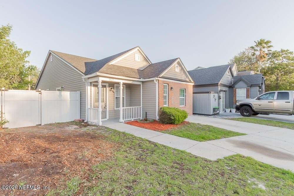 563 Staffordshire Dr E - Photo 4 of 23