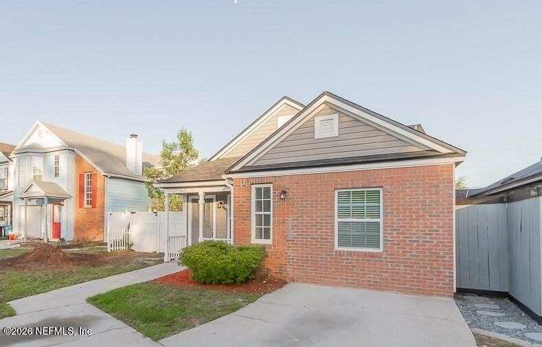 563 Staffordshire Dr E - Photo 5 of 23