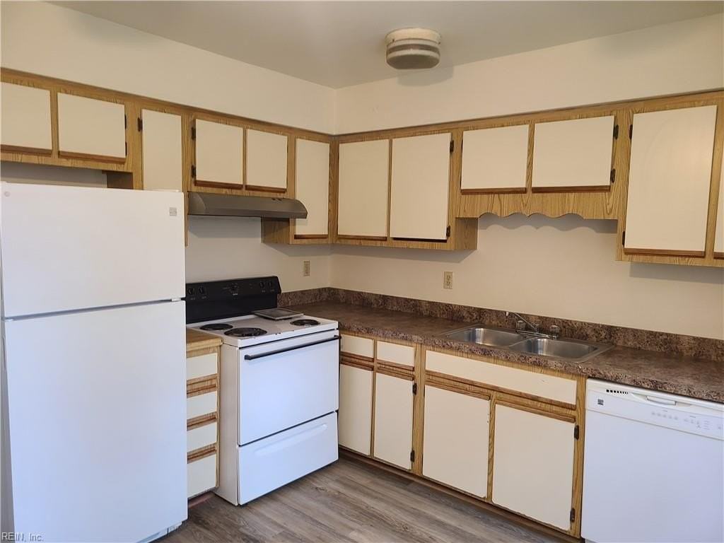 7941 Redmon Rd #B - Photo 5 of 14