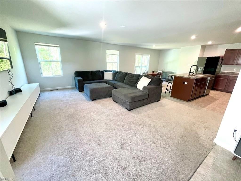 112 Normandy Cres - Photo 3 of 7