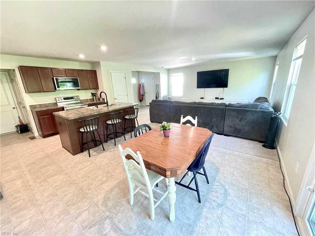 112 Normandy Cres - Photo 5 of 7