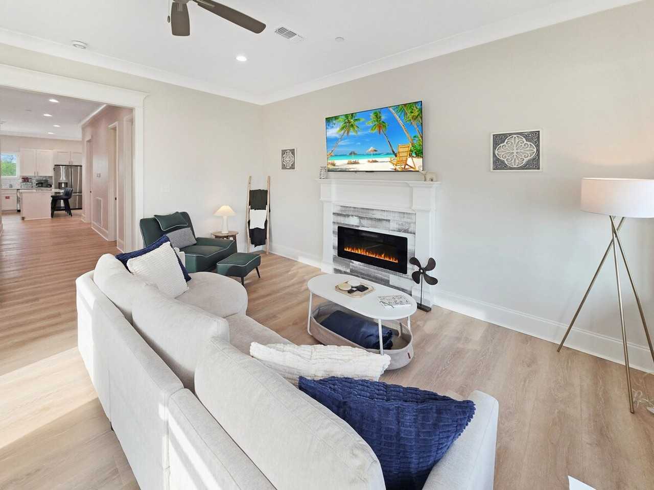 996 W Beach Blvd #1473613P - Photo 2 of 29