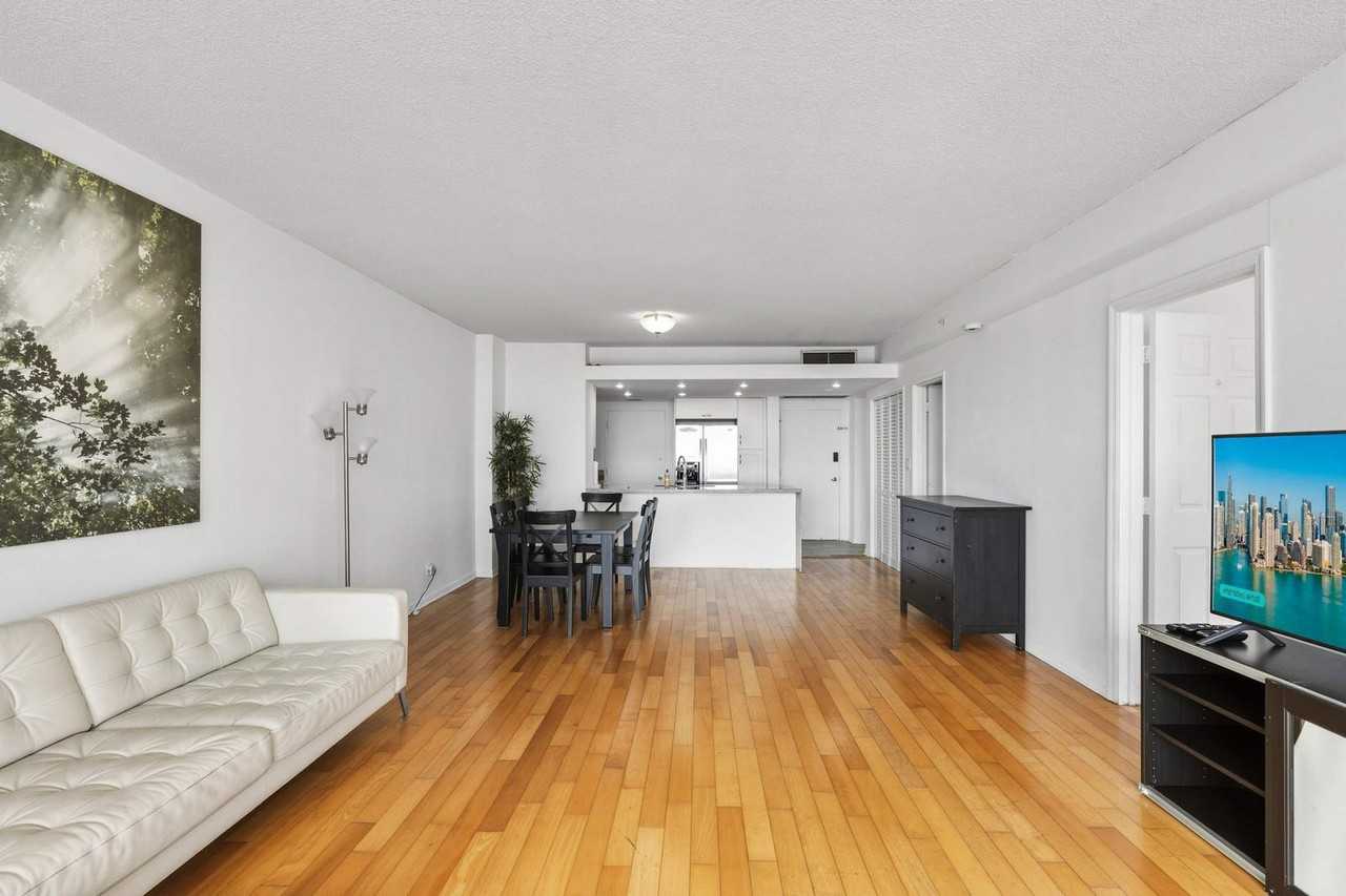 5599 Collins Ave #1475832P - Photo 7 of 42