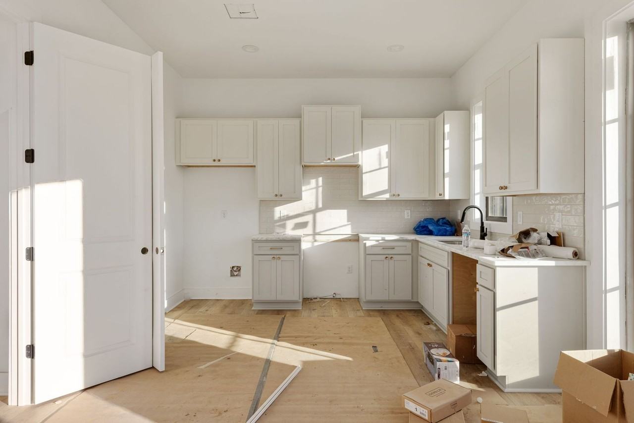 805 Broyles St - Photo 2 of 20