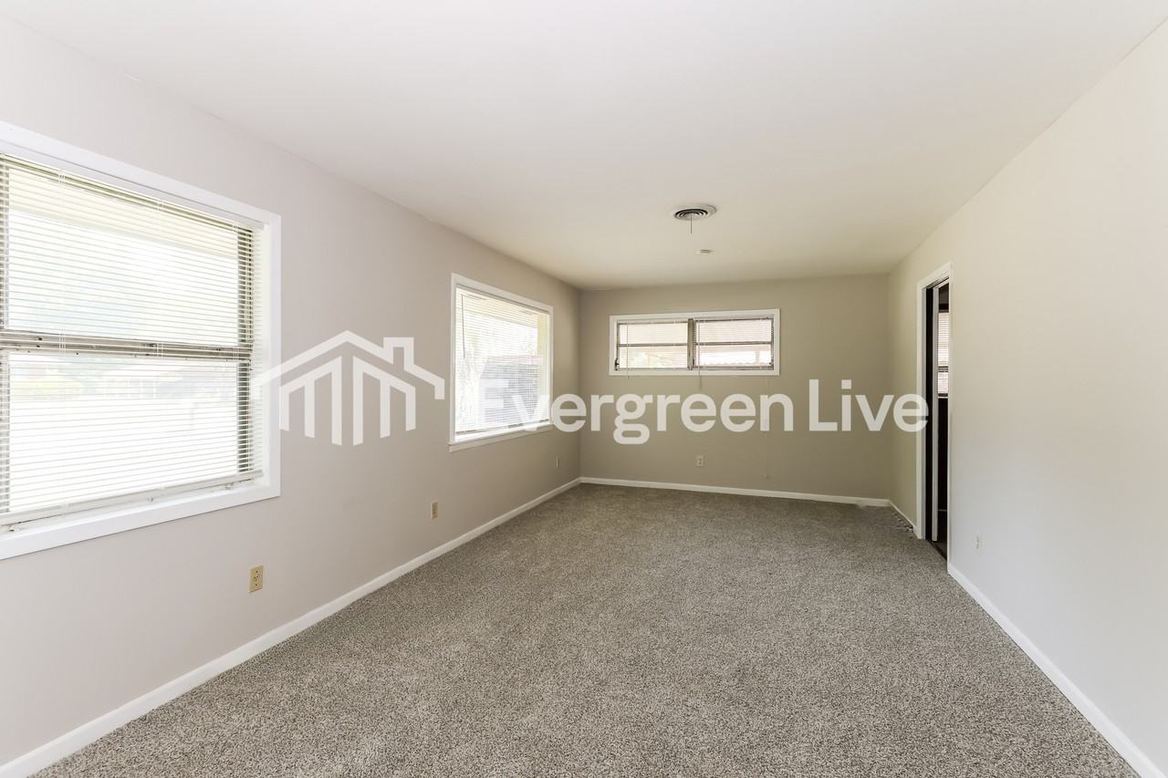 1840 Derby Dr - Photo 3 of 15