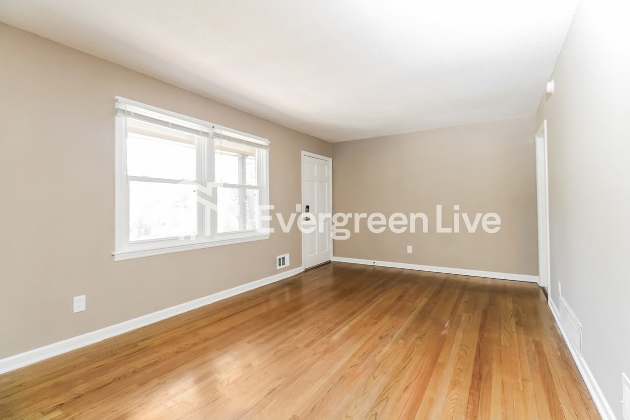 2021 Larchmont Dr - Photo 2 of 15
