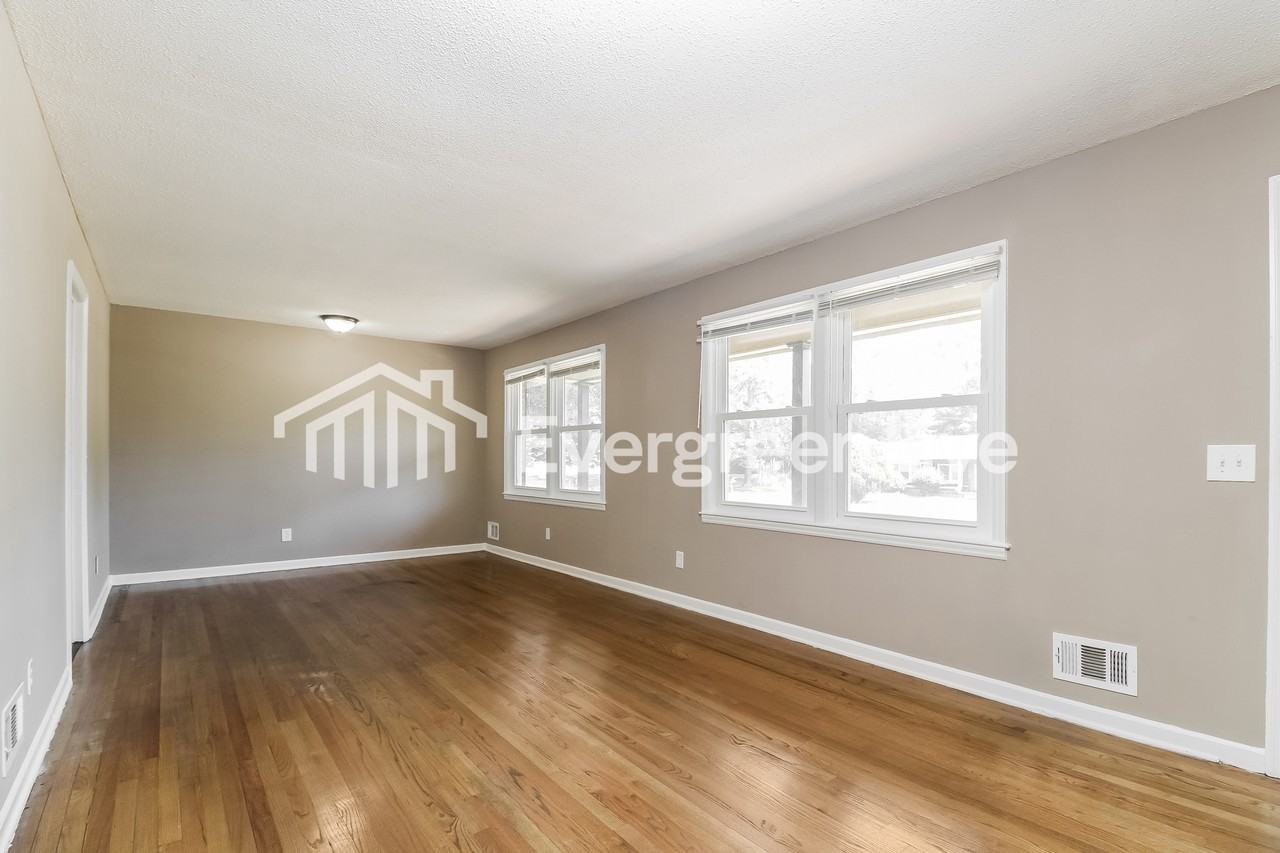 2021 Larchmont Dr - Photo 3 of 15