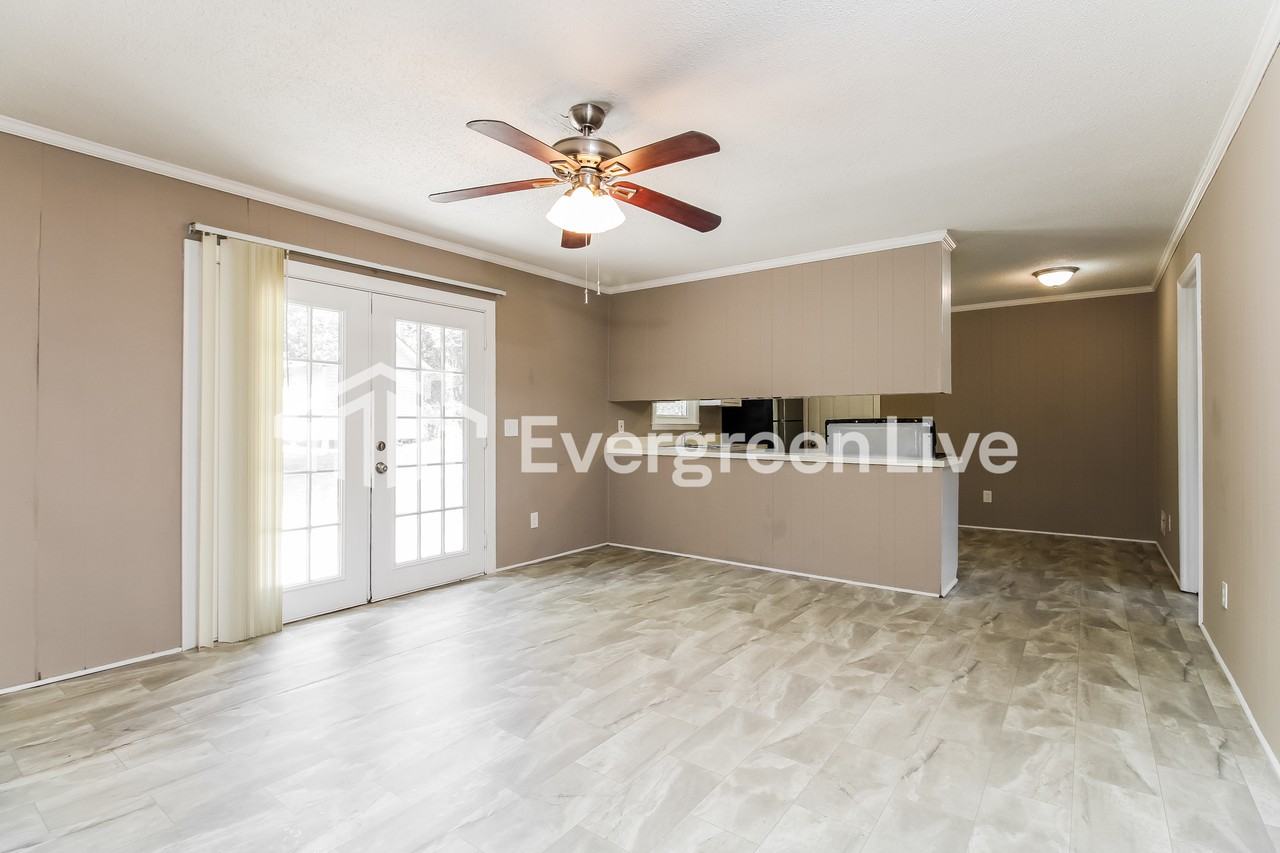 2021 Larchmont Dr - Photo 4 of 15