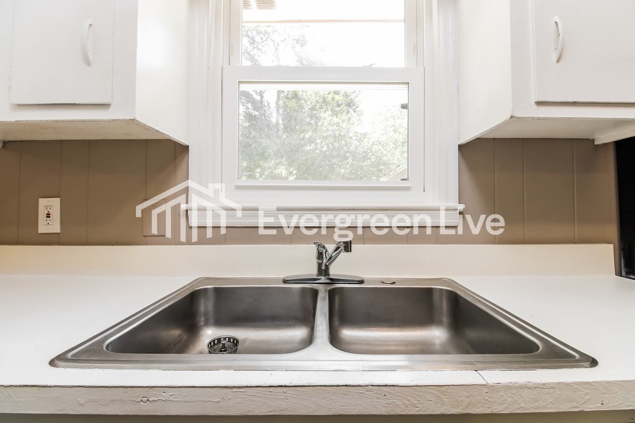 2021 Larchmont Dr - Photo 6 of 15