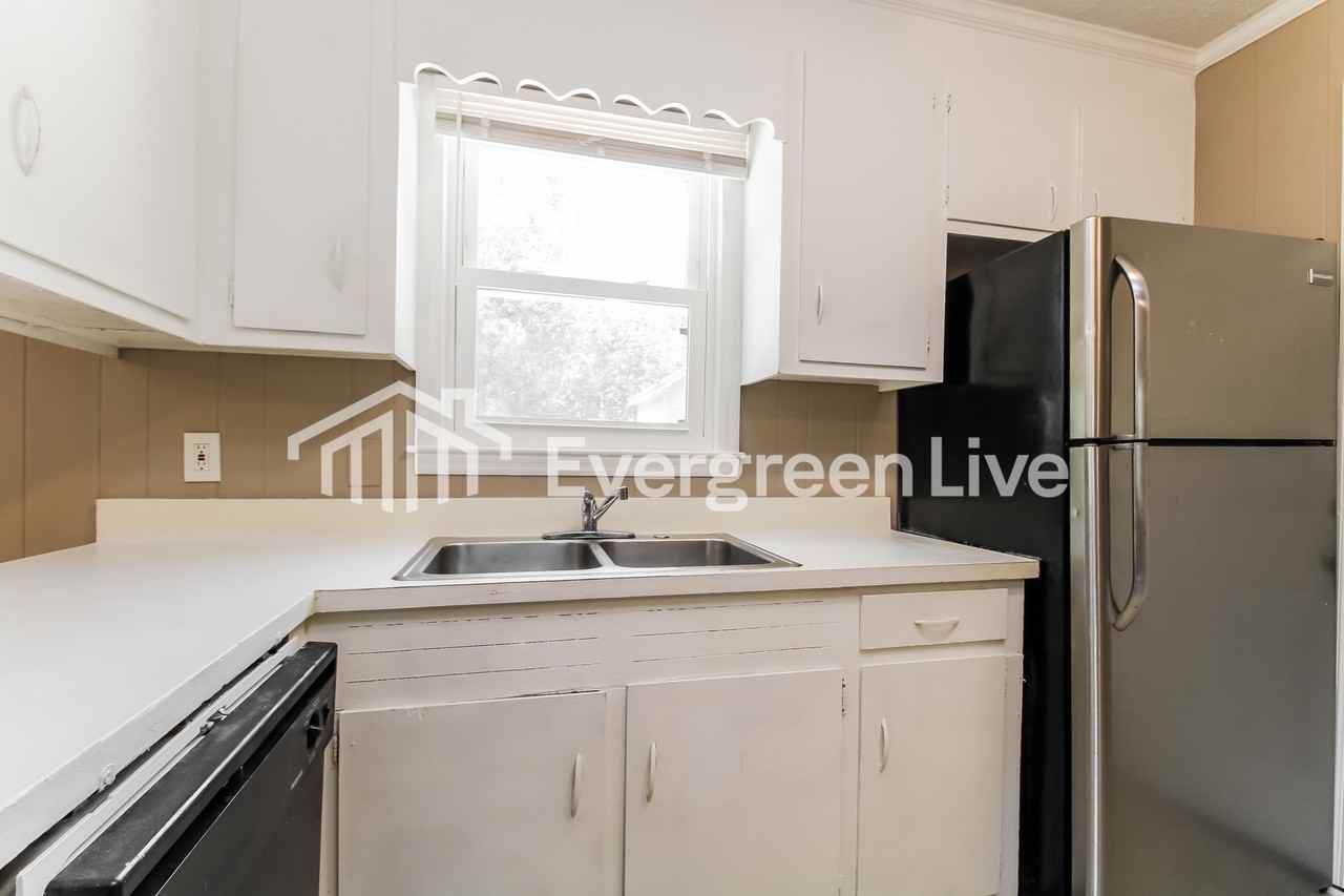 2021 Larchmont Dr - Photo 7 of 15