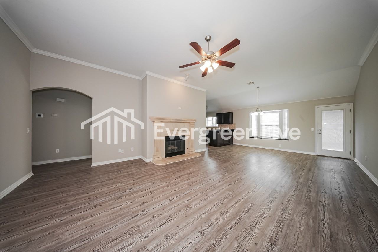 9423 Peachtree Ln - Photo 3 of 15