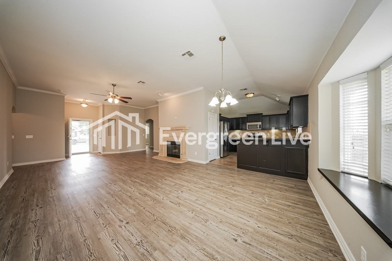 9423 Peachtree Ln - Photo 4 of 15