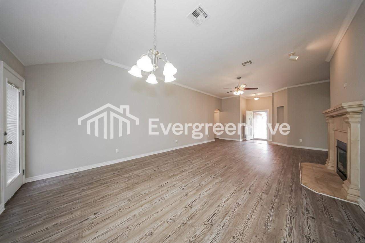 9423 Peachtree Ln - Photo 5 of 15